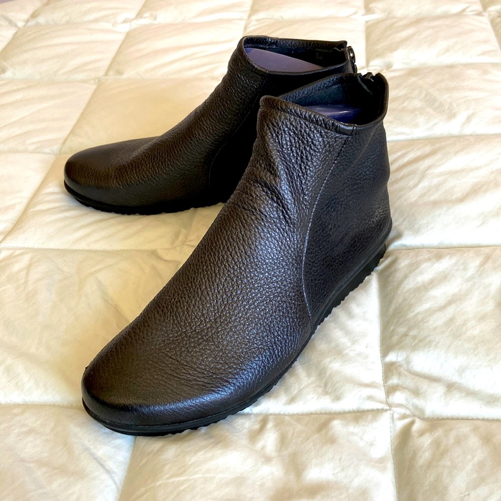 Arché Black and gunmetal, soft leather low bootie size 39